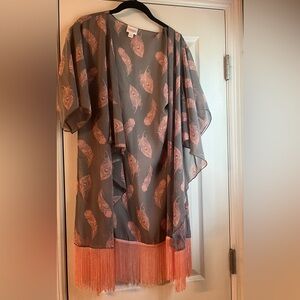 LuLaRoe monroe kimono with fringe, grey with pink feathers and fringe, small